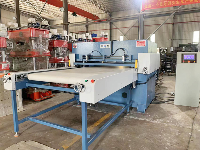 皮带自动送料裁断机